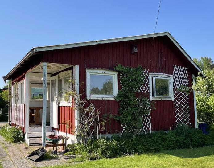 Här ska de gamla fönstren bytas ut mot nya, bättre anpassade till husets karaktär.
